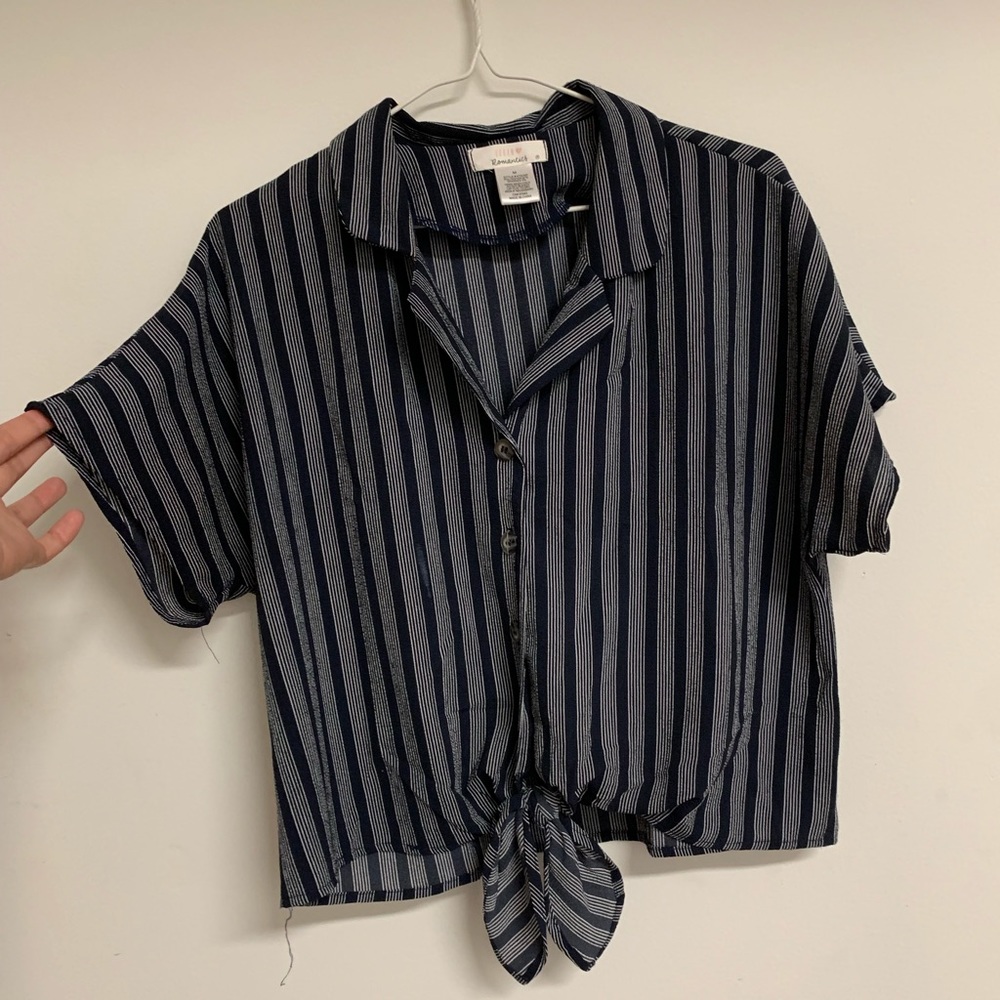 Cute collared crop top (if you’re 5 10’)